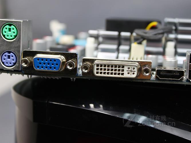 主板接口与芯片布局