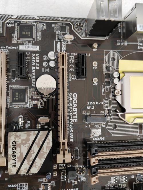 技嘉工作站主板存储与 PCI-E 扩展接口