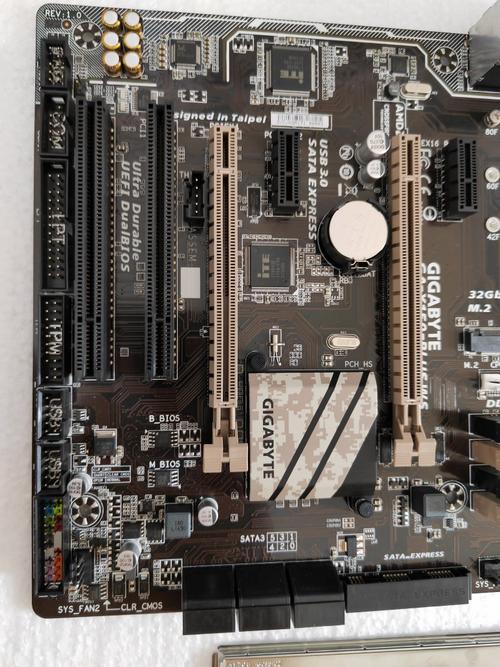 主板 CPU 插槽与内存槽规格细节