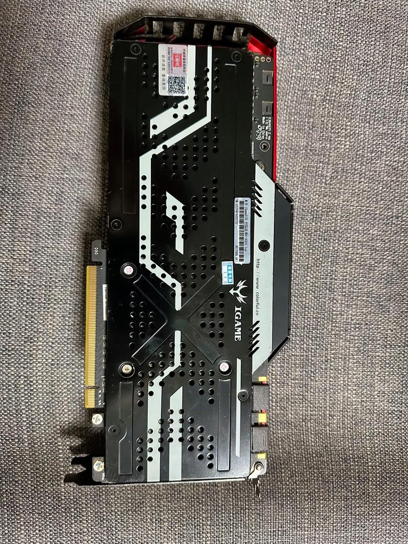 主板芯片组和内存插槽细节