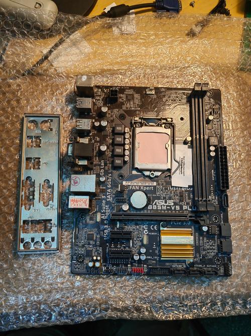 主板 PCIe 与 M.2 扩展接口