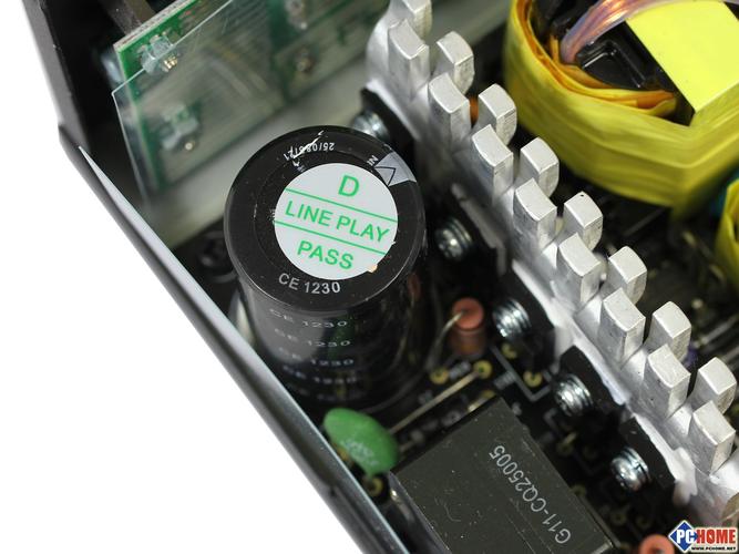 不同电脑硬件摆放在一起供选择