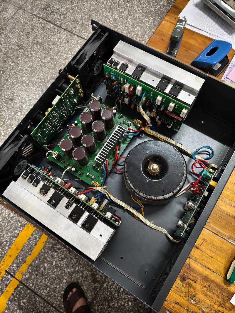 功放散热风扇和金属散热片