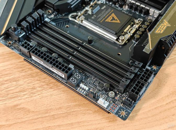 高端主板M.2与PCIe扩展槽