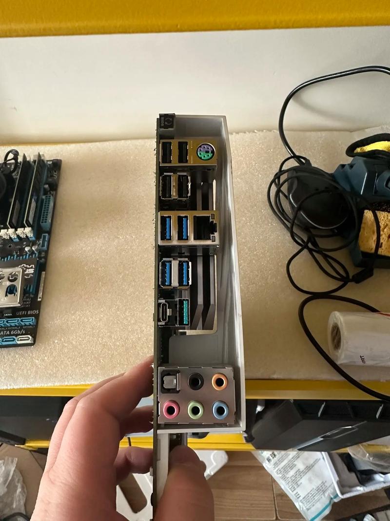 主板散热器与供电区特写