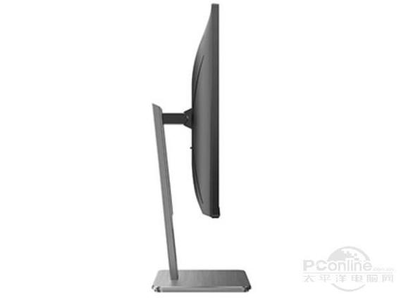 设计师在显示器前工作