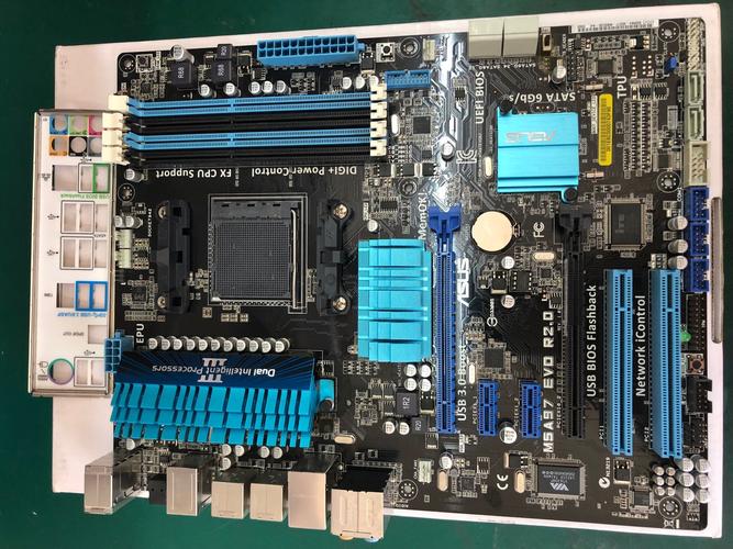 华硕 M5A99X EVO R2.0 深度评测：AMD 990X 经典 ATX 主板的多显卡与扩展利器
