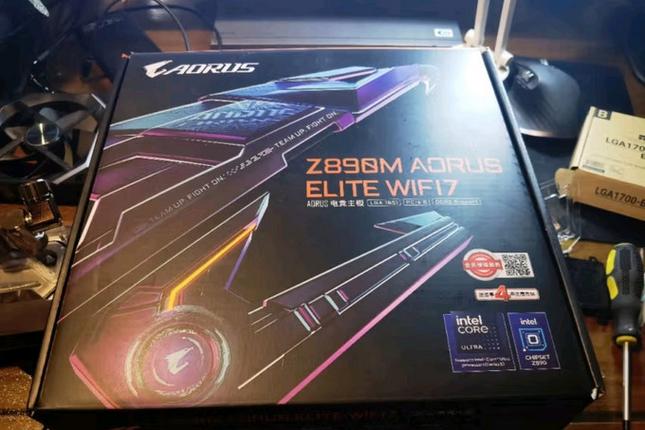 技嘉 AORUS 主板 PCIe 与内存插槽