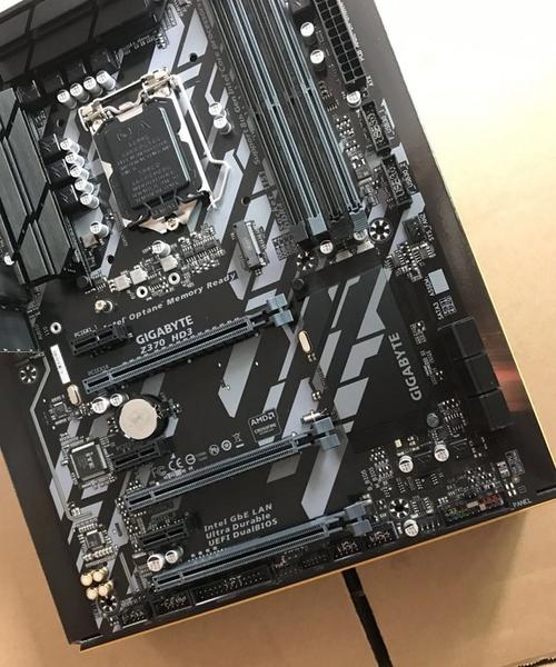 主板 CPU 插槽与内存槽特写