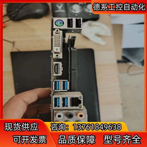 主板散热片与 VRM 区域