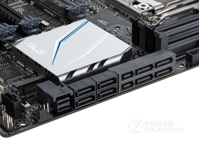 主板RGB灯效与PCI-E插槽特写