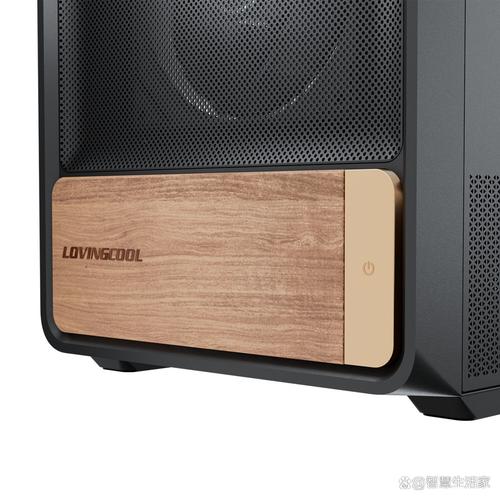 360mm水冷排安装在机箱内，搭配RGB风扇效果