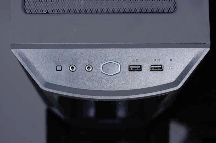 用户选择电脑机箱场景