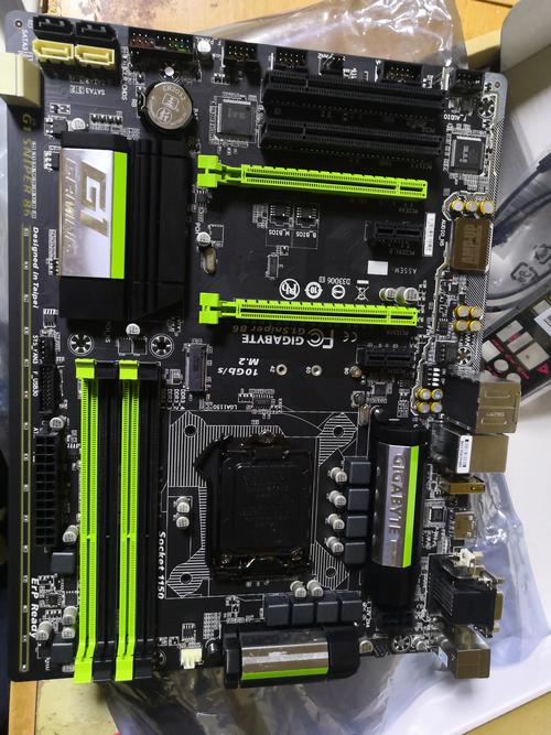 主板电路板特写，展示绿色元素与组件布局