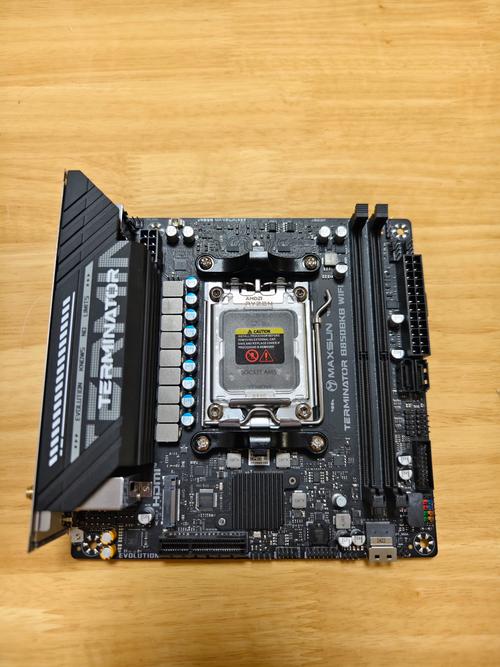 主板详细近景，突出 PCB 布局与接口