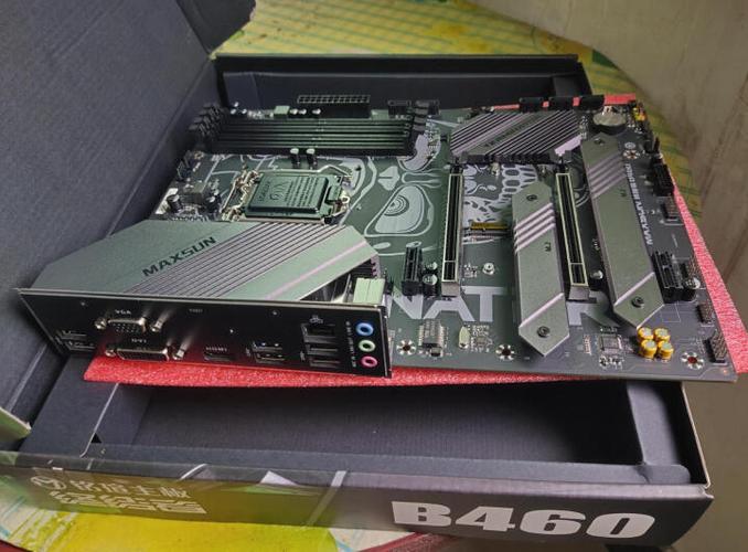 主板电路板近距离细节，展示芯片组与插槽