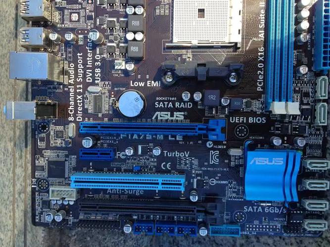 电脑主机组装与主板安装场景