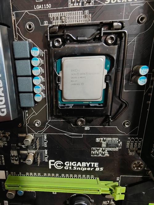 CPU 与主板协同工作示意