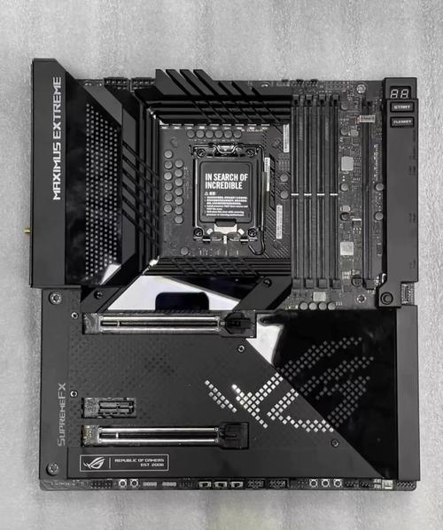 主板ARGB灯光与装甲设计