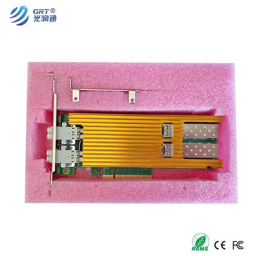 技术人员安装或检查服务器硬件