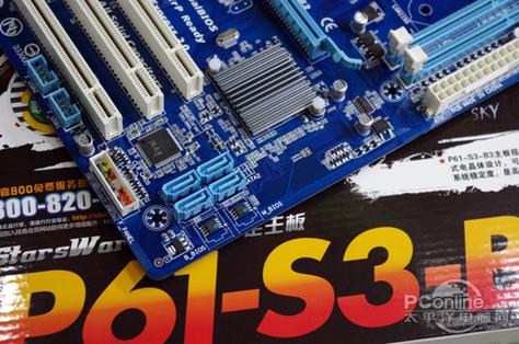 CPU 插槽与内存槽特写