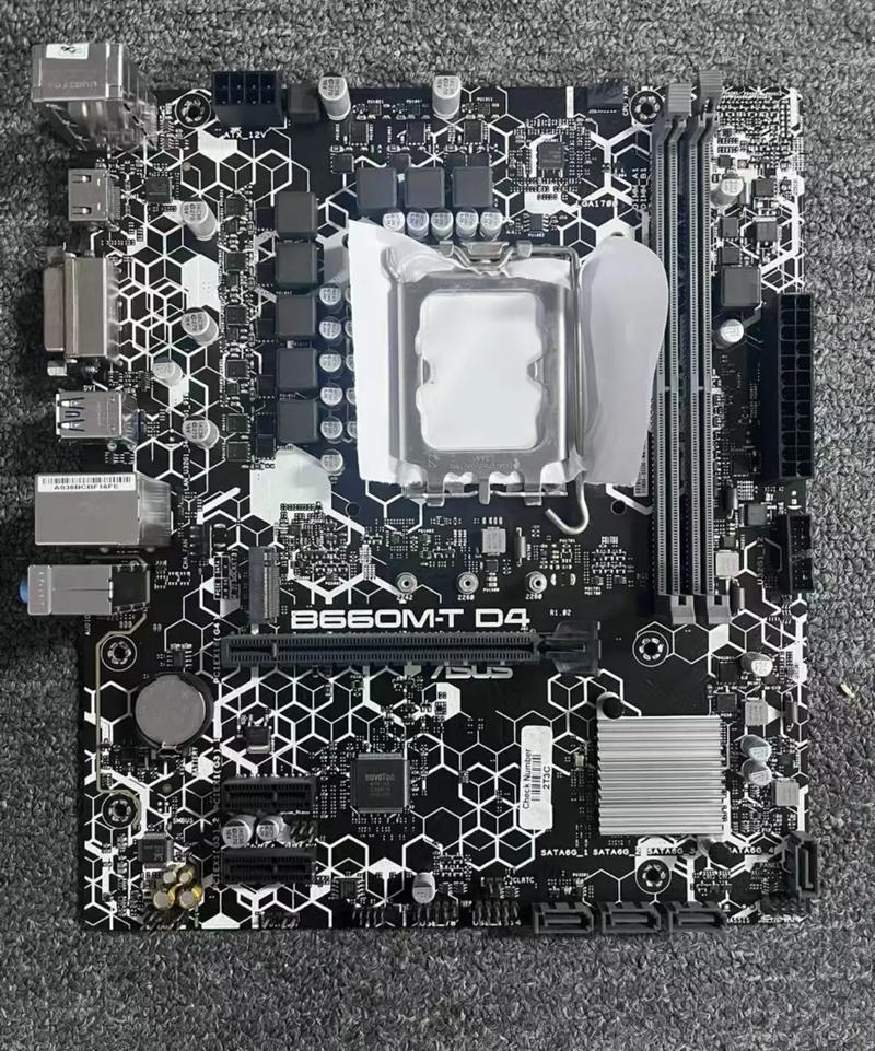 Intel B150 芯片组与 CPU 插槽特写