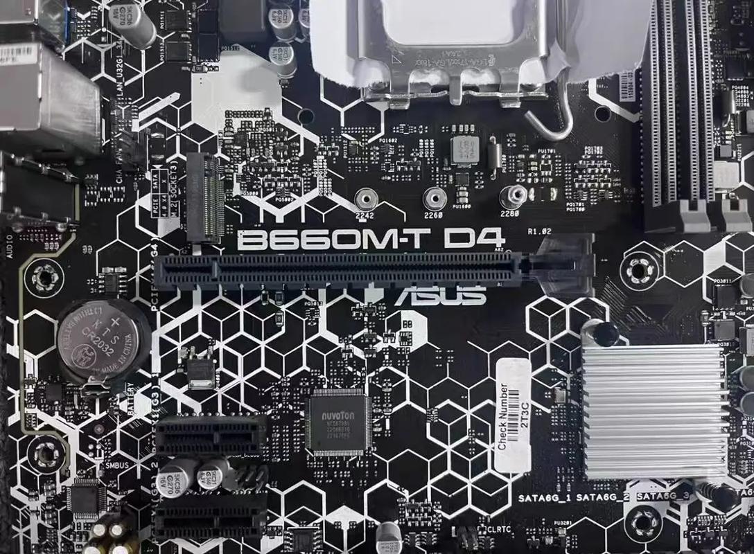 主板内存与扩展插槽细节