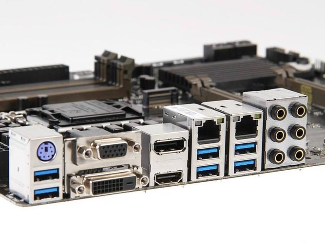 主板电路与装甲细节特写