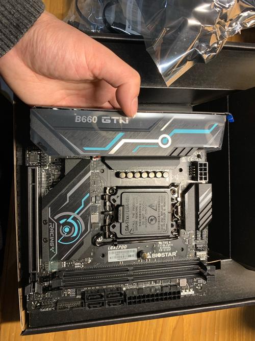 玩家在电脑前游戏，象征游戏主机配置