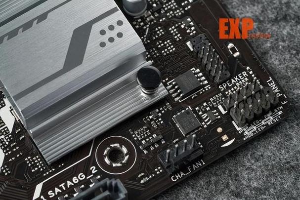 主板散热装甲与VRM冷却细节