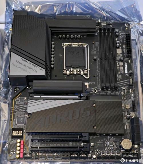 主板散热片与风扇布局