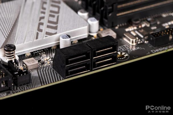 主板核心规格与接口细节
