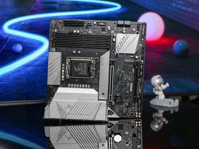 AORUS系列主板银黑配色设计