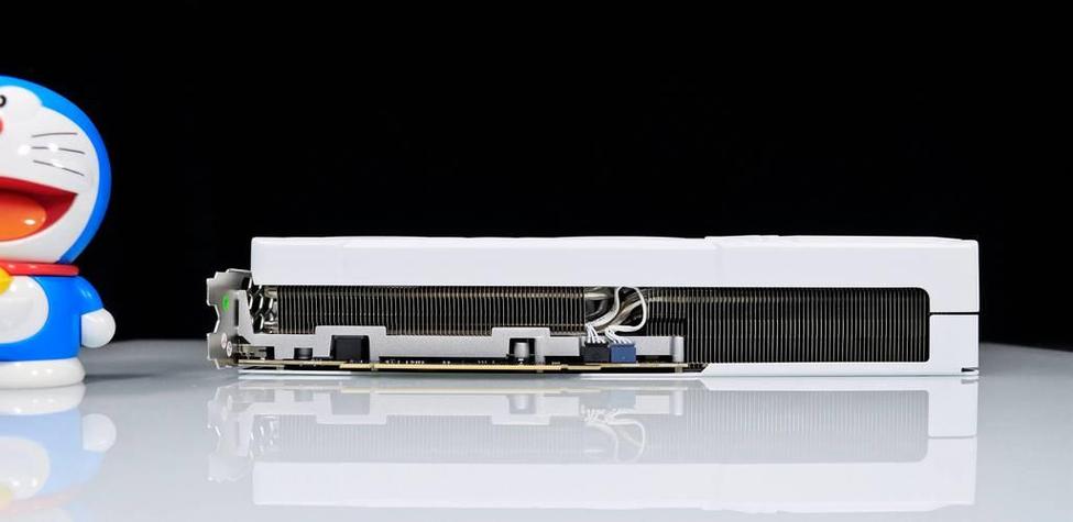 高端显卡安装在机箱内