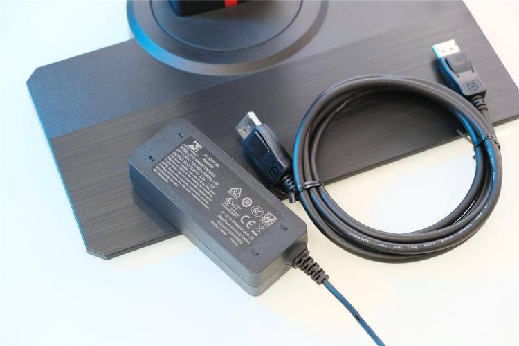 电竞玩家使用显示器