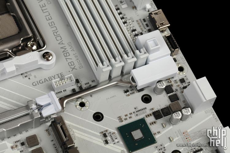 高端白色 PC 主板安装效果