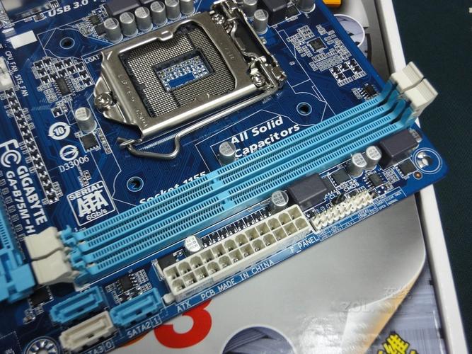 Micro ATX 主板电路板细节