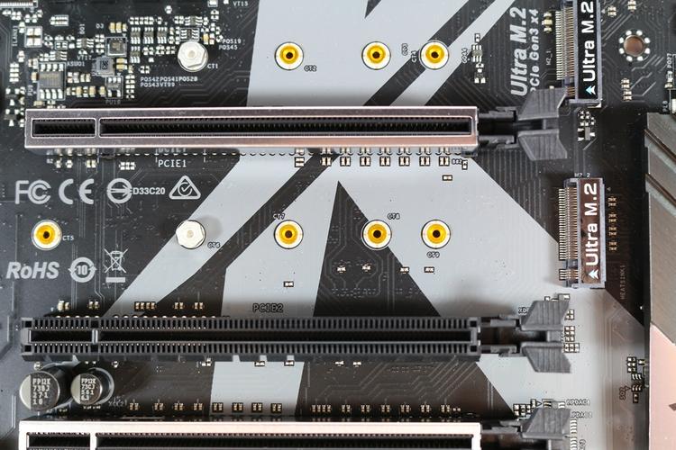 彩色主板组件特写