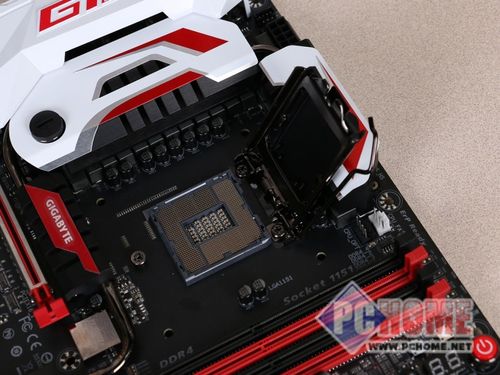 主板 PCIe 插槽与存储接口特写