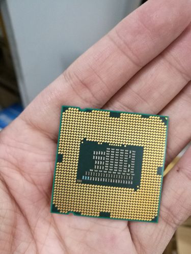 电脑散热器风扇特写，展示冷却系统