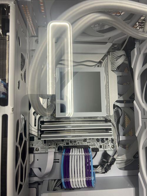 主板金属装甲与电路细节