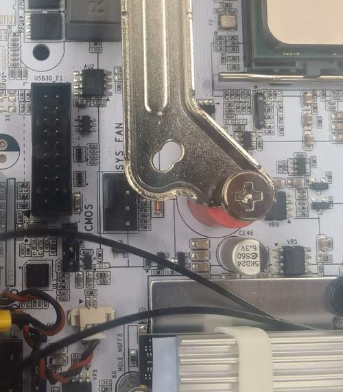 紧凑型主板安装在小型机箱中