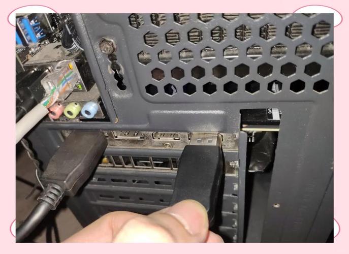 显示器屏幕显示高分辨率游戏画面