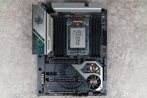 主板 VRM 与散热系统特写