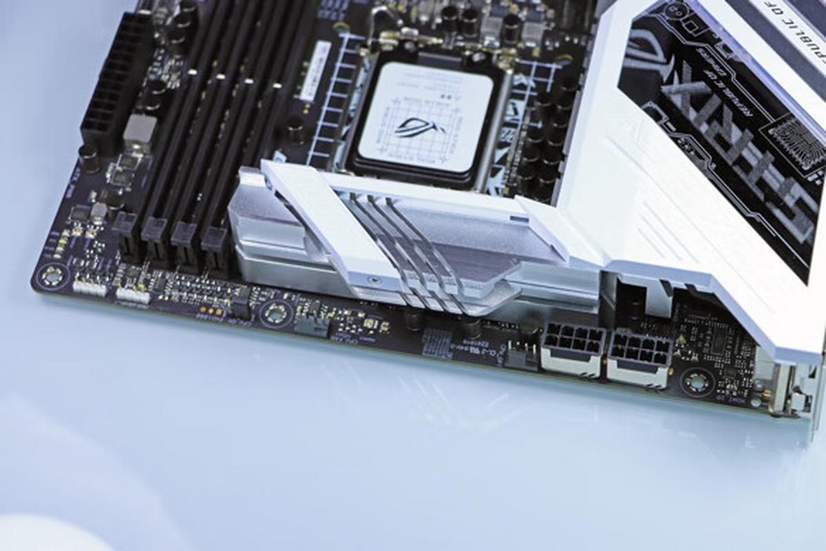 ROG STRIX 主板 RGB 灯效与散热装甲