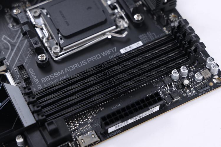 主板散热片与风扇系统