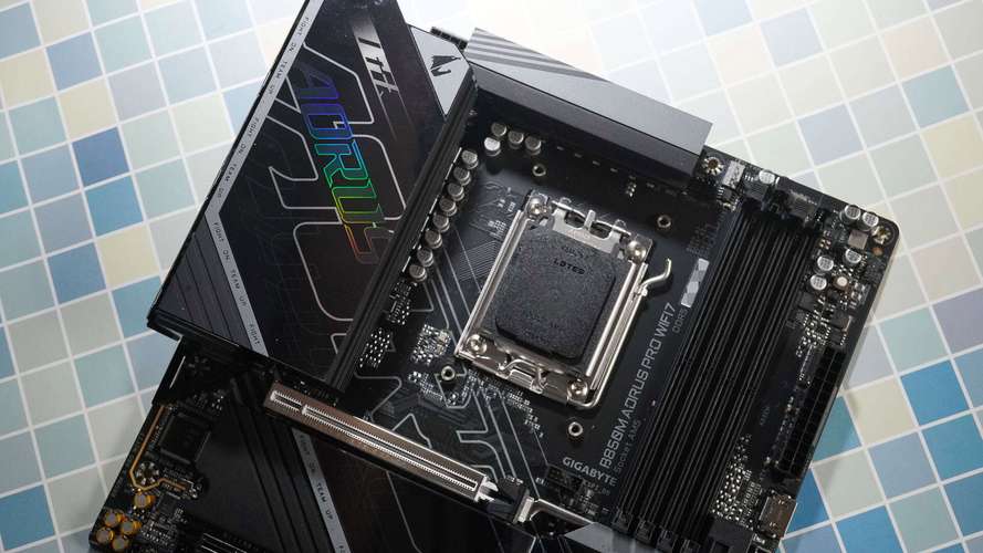 主板性能测试与 CPU 安装场景