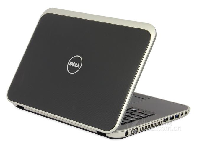 装机过程，展示硬件安装和内部布局