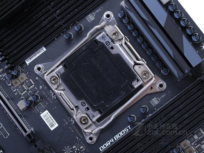 主板散热装甲与 VRM