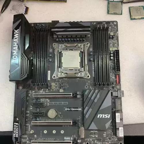 主板 PCB 与散热装甲细节